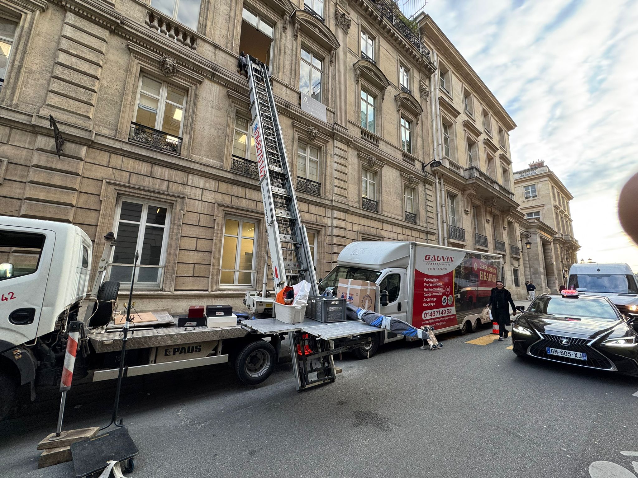 Monte-meubles Gauvin chargé de cartons et objets fragiles devant un immeuble de standing en plein cœur de Paris.