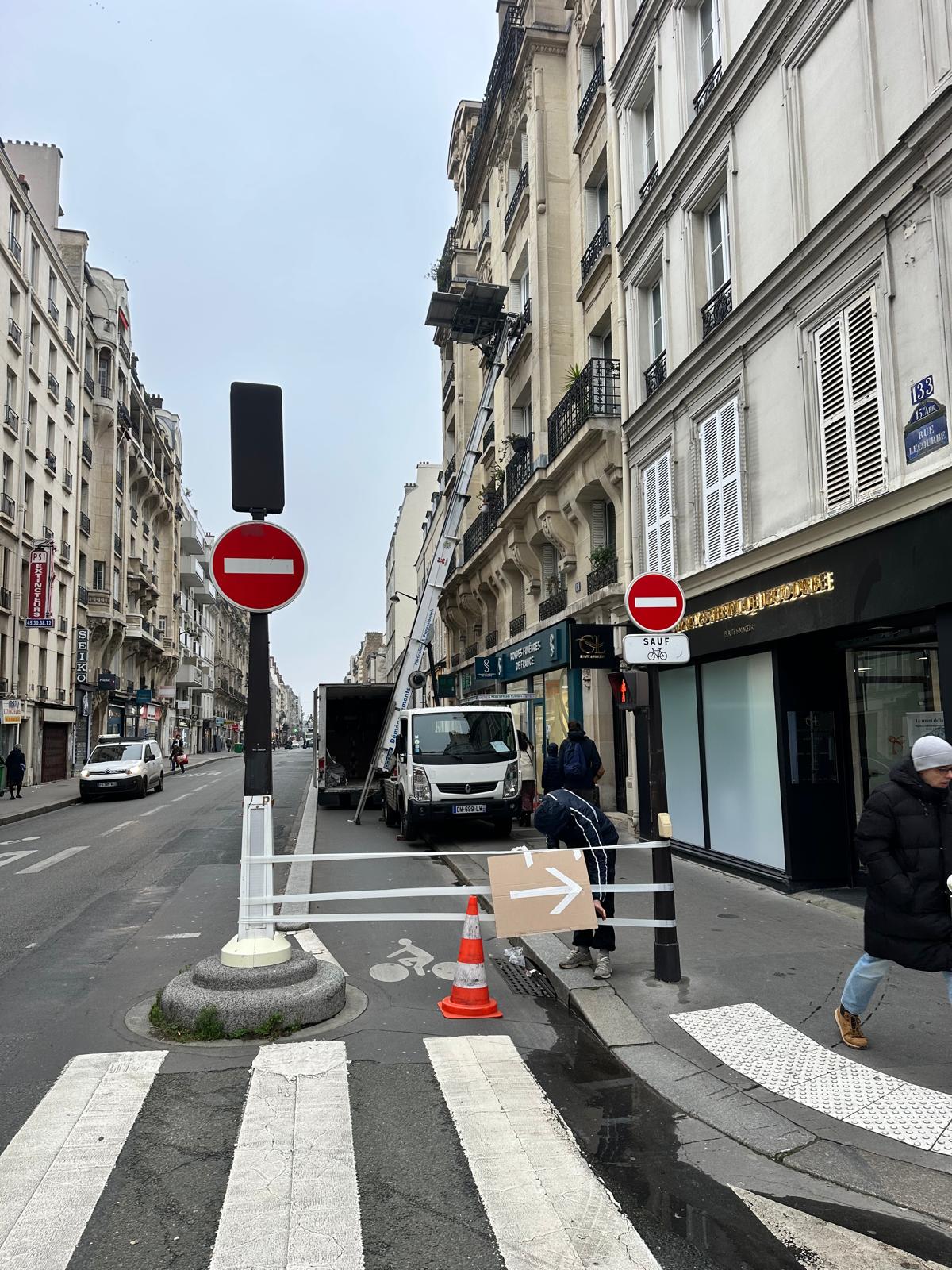 Chargement de cartons et mobilier sur le plateau d'un monte-meuble Paus au pied d'un immeuble parisien.