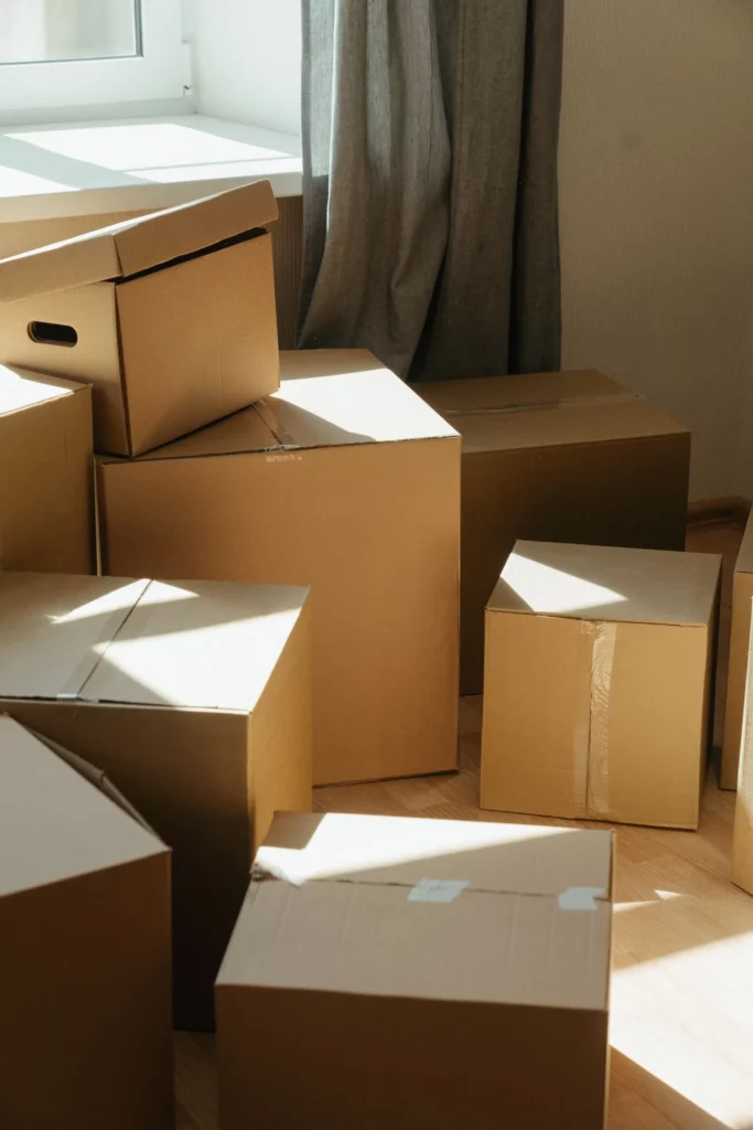 Cartons de déménagement kraft empilés dans le salon avant le départ