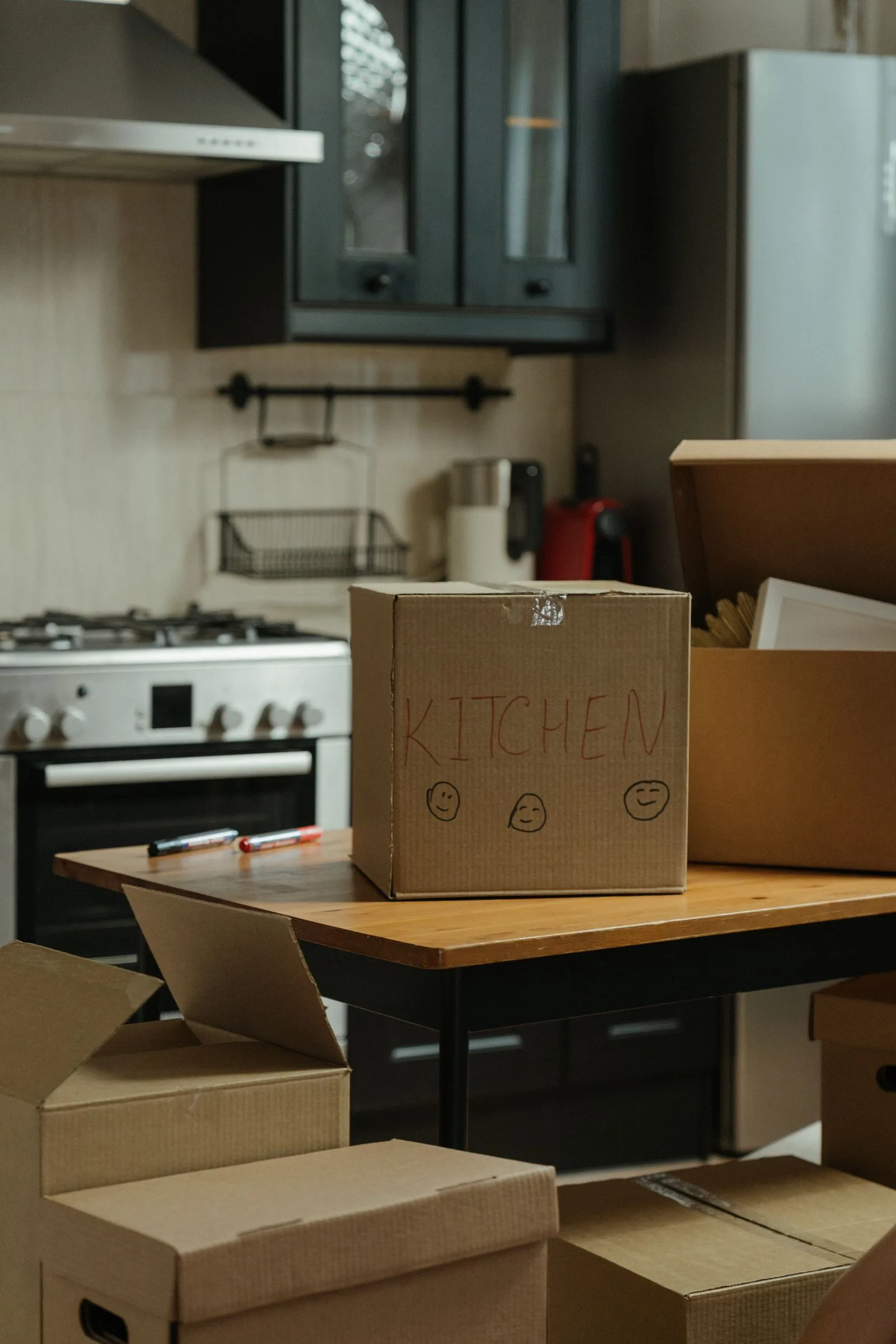 Cartons étiquetés prêts dans la cuisine pour le déménagement