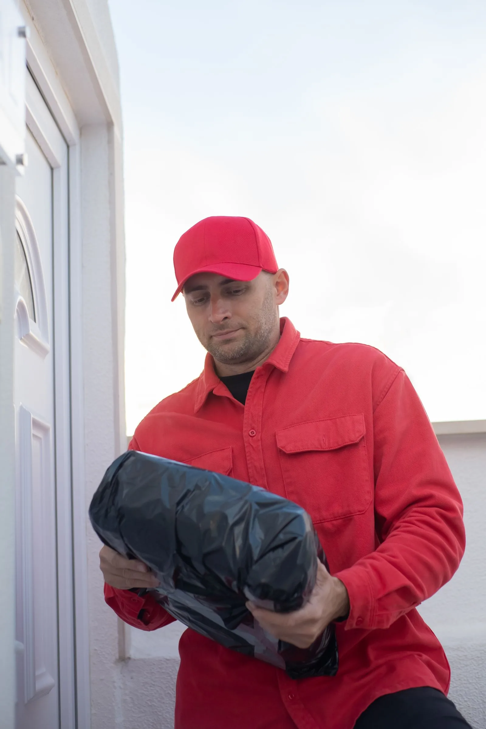 Déménageur professionnel Gauvin en tenue rouge lors d un chargement pour un déménagement à Bièvres