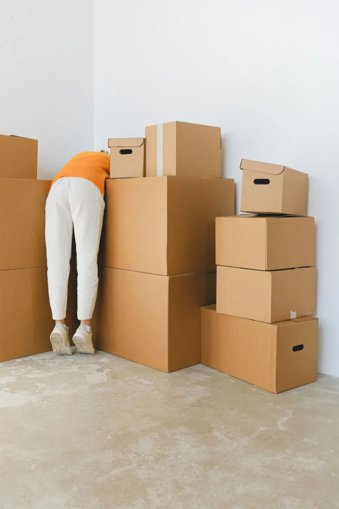 Tri des affaires dans les cartons de déménagement de l'appartement